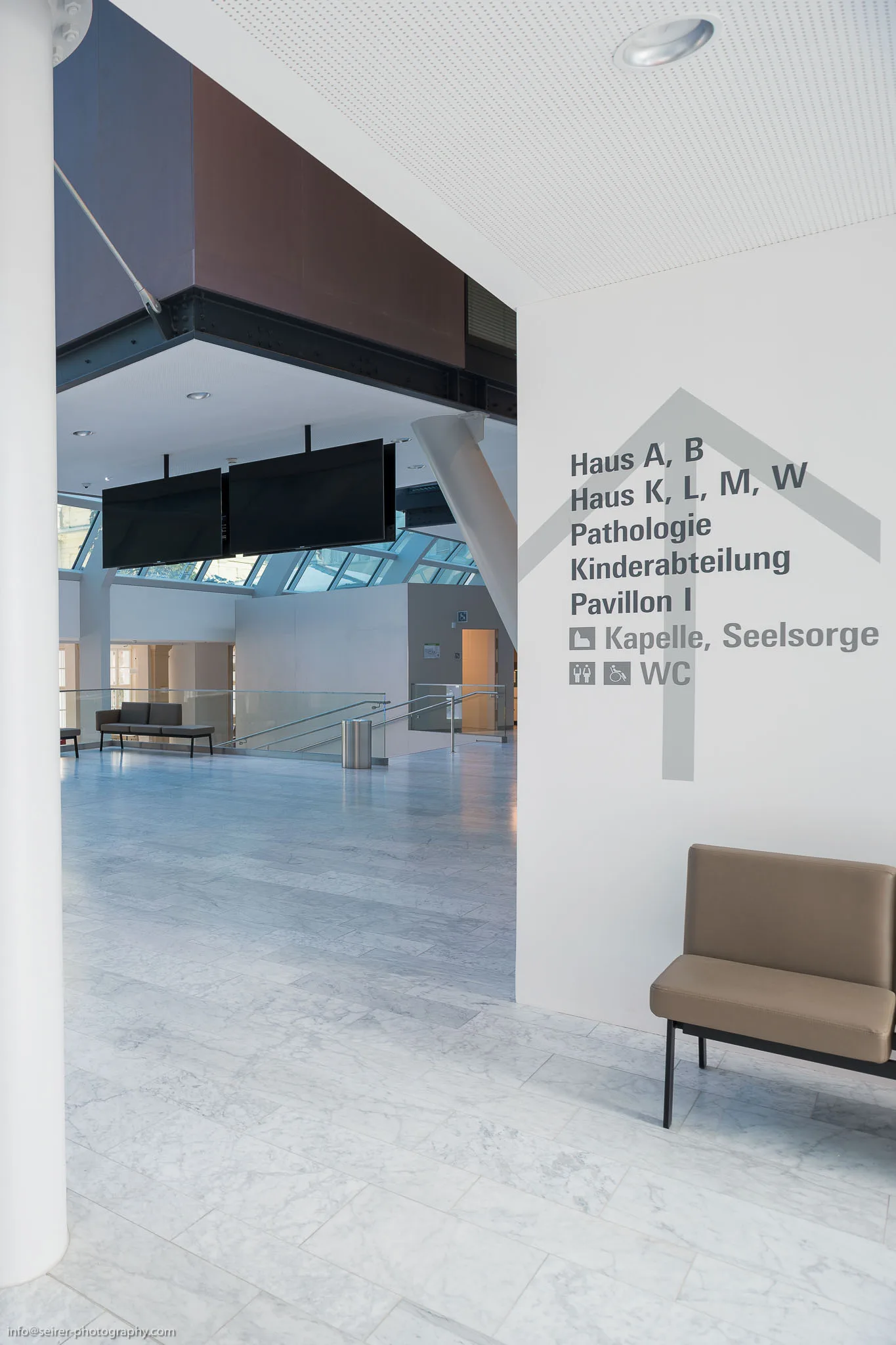 Eingangshalle des Hauses C der Universitätsklinik St. Pölten