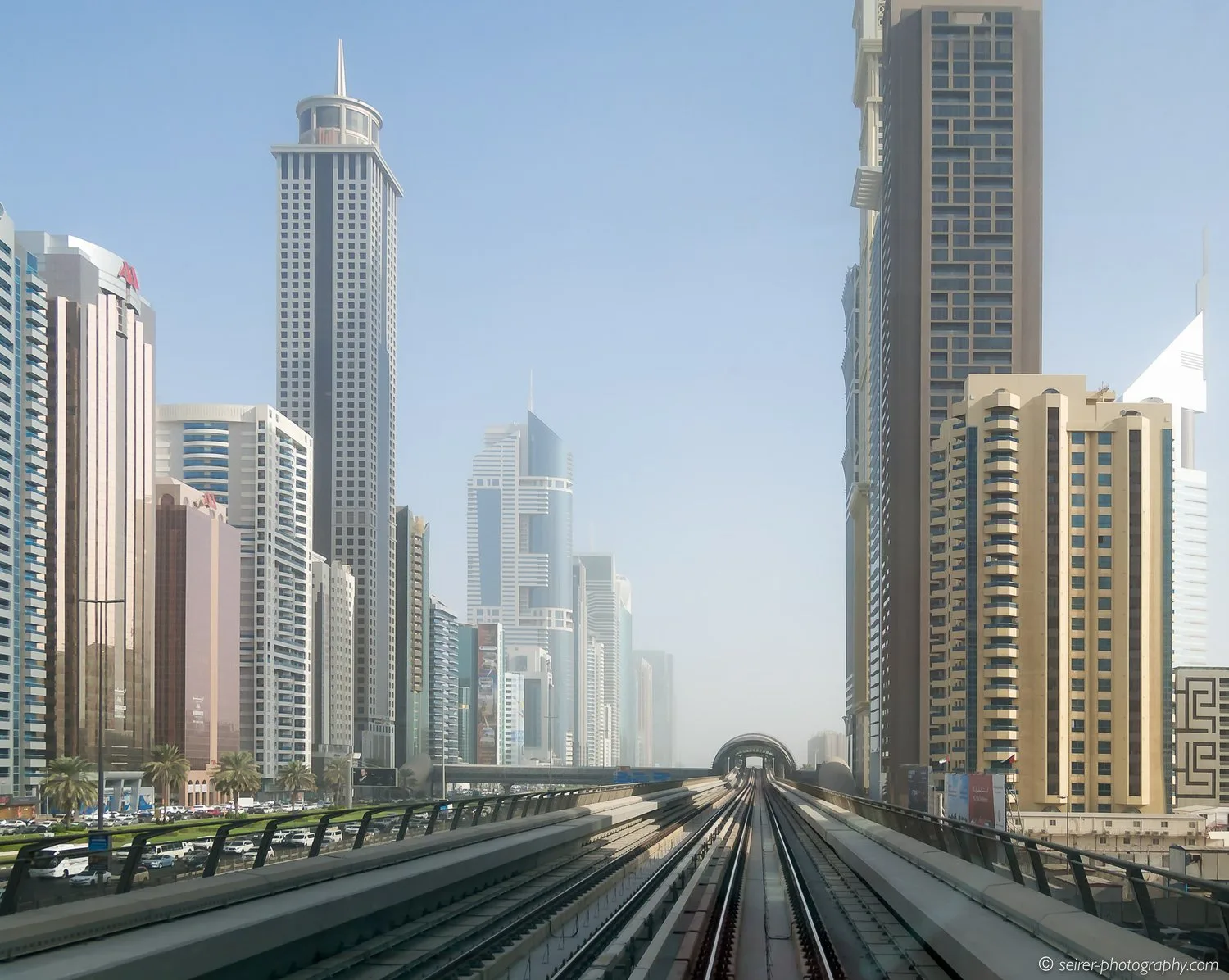 Dubai Architektur aus der Metro aufgenommen