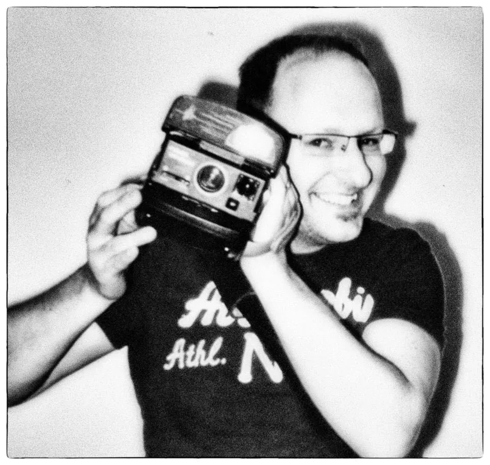 Michael Seirer mit einer Polaroid-Kamera
